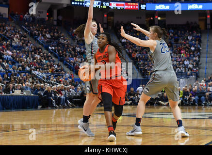 Hartford, CT, USA. 19 Nov, 2017. Channise Lewis (3) der Maryland Dosenschildkröten Splits zwei Uconn Verteidiger während eines Spiels am XL Center in Hartford, CT. Gregory Vasil/CSM/Alamy leben Nachrichten Stockfoto