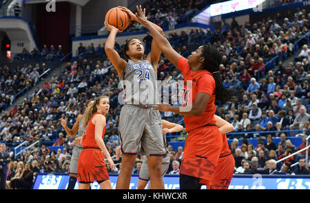 Hartford, CT, USA. 19 Nov, 2017. Napheesa Collier (24) Der Uconn Huskies schießt ein springen während eines Spiels gegen die Maryland Dosenschildkröten am XL Center in Hartford, CT. Gregory Vasil/CSM/Alamy leben Nachrichten Stockfoto
