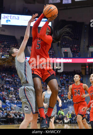 Hartford, CT, USA. 19 Nov, 2017. Kalia Charles (5) der Maryland Dosenschildkröten schießt während eines Spiels gegen die Uconn Huskies am XL Center in Hartford, CT. Gregory Vasil/CSM/Alamy leben Nachrichten Stockfoto