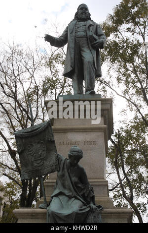 Washington, DC, USA. November 2017. Statue von Brigadegeneral Albert Pike, Dichter, Anwalt, Soldat und Freimaurer. Ebenfalls zu sehen ist eine Darstellung der Göttin der Freimaurerei, die das Banner des schottischen Ritus hält. Zu diesem Zeitpunkt ist dies die einzige Skulptur in Washington, DC, die einen General der Konföderierten ehrt. Quelle: Evan Golub/ZUMA Wire/Alamy Live News Stockfoto