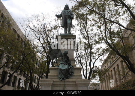Washington, DC, USA. November 2017. Statue von Brigadegeneral Albert Pike, Dichter, Anwalt, Soldat und Freimaurer. Ebenfalls zu sehen ist eine Darstellung der Göttin der Freimaurerei, die das Banner des schottischen Ritus hält. Zu diesem Zeitpunkt ist dies die einzige Skulptur in Washington, DC, die einen General der Konföderierten ehrt. Quelle: Evan Golub/ZUMA Wire/Alamy Live News Stockfoto