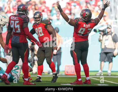 Miami Gardens, Florida, USA. 19 Nov, 2017. Tampa Bay Buccaneers defensiver Gerald McCoy (93) feiert eine defensive Stop im zweiten Quartal während des Spiels zwischen der Tampa Bay Buccaneers und die Miami Dolphins in Hard Rock Stadion in Miami Gardens, Fla., am Sonntag, 19. November 2017. Endstand, Tampa Bay, 30, Miami, 20. Quelle: Andres Leiva/der Palm Beach Post/ZUMA Draht/Alamy leben Nachrichten Stockfoto