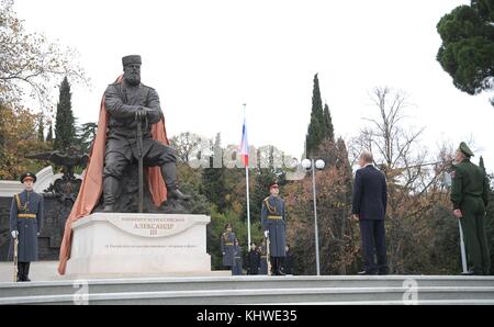 Jalta, Russland. November 2017. Der russische Präsident Wladimir Putin nimmt am 18. November 2017 in Jalta, Krim, Russland an der Enthüllungszeremonie für das Denkmal des Friedensmachers Zar Alexander III. Teil. Quelle: Planetpix/Alamy Live News Stockfoto