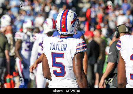 Carson, USA. 19 Nov, 2017. Buffalo Bills quarterback Tyrod Taylor #5 auf Nebenerwerb während der NFL Buffalo Bills vs Los Angeles Ladegeräte am Stubhub Center in Carson, Ca am 19. November 2017. (Absolut komplette Fotograf & Company Credit: Jevone Moore/Cal Sport Media (Netzwerk Fernsehen wenden Sie sich bitte an den zuständigen Vertriebsmitarbeiter für das Fernsehen. Credit: Cal Sport Media/Alamy leben Nachrichten Stockfoto