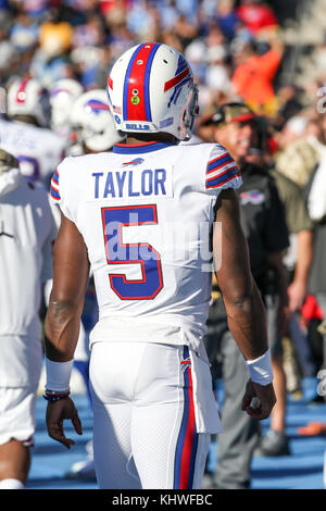 Carson, USA. 19 Nov, 2017. Buffalo Bills quarterback Tyrod Taylor #5 Während der NFL Buffalo Bills vs Los Angeles Ladegeräte am Stubhub Center in Carson, Ca am 19. November 2017. (Absolut komplette Fotograf & Company Credit: Jevone Moore/Cal Sport Media (Netzwerk Fernsehen wenden Sie sich bitte an den zuständigen Vertriebsmitarbeiter für das Fernsehen. Credit: Cal Sport Media/Alamy leben Nachrichten Stockfoto