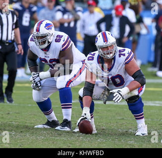 Carson, USA. 19 Nov, 2017. Buffalo Bills center Eric Holz #70 zu Snap während der NFL Buffalo Bills vs Los Angeles Ladegeräte am Stubhub Center in Carson, Ca am 19. November 2017. (Absolut komplette Fotograf & Company Credit: Jevone Moore/Cal Sport Media (Netzwerk Fernsehen wenden Sie sich bitte an den zuständigen Vertriebsmitarbeiter für das Fernsehen. Credit: Cal Sport Media/Alamy leben Nachrichten Stockfoto