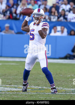 Carson, USA. 19 Nov, 2017. Buffalo Bills quarterback Tyrod Taylor # 5 vorbei während der NFL Buffalo Bills vs Los Angeles Ladegeräte am Stubhub Center in Carson, Ca am 19. November 2017. (Absolut komplette Fotograf & Company Credit: Jevone Moore/Cal Sport Media (Netzwerk Fernsehen wenden Sie sich bitte an den zuständigen Vertriebsmitarbeiter für das Fernsehen. Credit: Cal Sport Media/Alamy leben Nachrichten Stockfoto