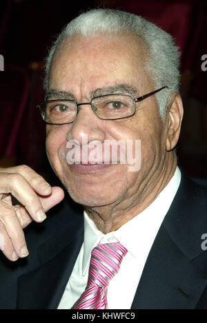 Datei: New York City, USA. April 2017. Earle Hyman von der Cosby Show, die im Take Wing And Soar Spirit Of Excellence Pioneer Award für Earle Hyman im Workshop Theatre in New York City gezeigt wird. April 2007 © Joseph Marzullo/MediaPunch Credit: MediaPunch Inc/Alamy Live News Stockfoto