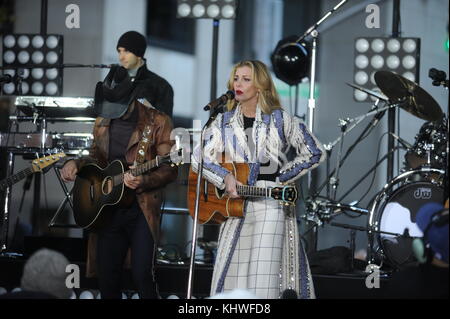 New York, USA. November 2017. Tim McGraw und Faith Hill treten während des Soundcheck auf, als sie am 17. November 2017 in New York City in der „Today“ Show von NBC auftreten. Leute: Tim McGraw, Faith Hil Credit: Hoo-me / SMG/Alamy Live News Stockfoto