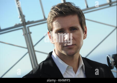 NEW YORK, NY - 18. NOVEMBER: Ê Mitglieder der Golden Globe und Emmy Award ausgezeichneten Serie ÒDownton AbbeyÓ cast Ð Joanne Froggatt, Allen Leech, Lesley, Nicol und Sophie McShera Ð zusammen mit Produzent Gareth Neame, besuchen Sie das Empire State Building für einen Fototermin in der Feier der Eröffnung des ÒDownton Abtei: Die ExhibitionÓ in New York City am Empire State Building am 18. November 2017 in New York City People: Besetzung der Innenstadt von Abby Stockfoto