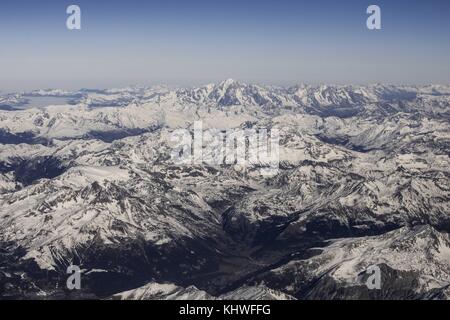 Bergamo, Italien. 18 Nov, 2017. Blick auf den Mont Blanc und die Alpen vom Flugzeug Ankunft in Bergamo, Italien, am 18. November 2017. Die Alpen sind das größte und umfangreichste mountain range System, die vollständig in Europa liegt, Stretching rund 1.200 km (750 mi) über acht Alpenstaaten (von Westen nach Osten): Frankreich, Schweiz, Italien, Monaco, Liechtenstein, Österreich, Deutschland und Slowenien. Die mont blanc Bedeutung weißen Berg ist der höchste Berg der Alpen und der höchste in Europa westlich von Rußland Kaukasus Gipfel. Es 4.808 m (15,774 ft) über dem Meeresspiegel steigt. Stockfoto