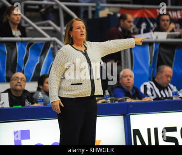 November 19, 2017; Memphis, TN, USA; SIU Salukis Basketball Trainer, CINDY STEIN, auf den Nebenerwerben, während eine NCAA D1 basketball Match up mit dem Memphis Tigers. Die Dame Salukis Basketball Mannschaft besiegte den Memphis's Tiger Frauen Team, 68-56. Kevin Langley/CSM Stockfoto