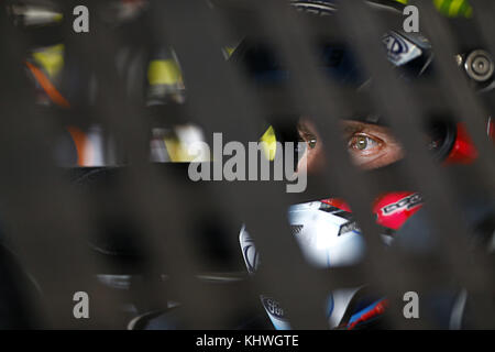 Homestead, Florida, USA. 18 Nov, 2017. November 18, 2017 - Homestead, Florida, USA: Trevor Bayne (6) Gurte in sein Auto für die Ford EcoBoost 400 bei Homestead-Miami Speedway in Homestead, Florida Praxis. Quelle: Chris Owens Asp Inc/ASP/ZUMA Draht/Alamy leben Nachrichten Stockfoto