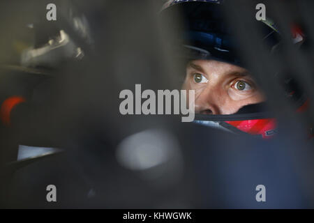 Homestead, Florida, USA. 18 Nov, 2017. November 18, 2017 - Homestead, Florida, USA: Trevor Bayne (6) Gurte in sein Auto für die Ford EcoBoost 400 bei Homestead-Miami Speedway in Homestead, Florida Praxis. Quelle: Chris Owens Asp Inc/ASP/ZUMA Draht/Alamy leben Nachrichten Stockfoto