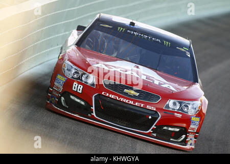 Homestead, Florida, USA. 19 Nov, 2017. Dale Earnhardt Jr. (88) bringt sein Auto durch die dreht sich bei der Ford EcoBoost 400 bei Homestead-Miami Speedway in Homestead, Florida. Quelle: Chris Owens Asp Inc/ASP/ZUMA Draht/Alamy leben Nachrichten Stockfoto