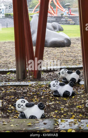 Shanghai, Shanghai, China. 16 Nov, 2017 Shanghai, China, 16. November 2017: (redaktionelle Verwendung. China). adorable panda Statuen in einem Park in Shanghai gesehen werden kann, 16. November 2017. Credit: sipa Asien/zuma Draht/alamy leben Nachrichten Stockfoto