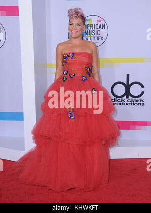 Los Angeles, USA. 19. November 2017. - Rosa. 2017 American Music Awards bei Microsoft Theater in Los Angeles statt. Photo Credit: Birdie Thompson/admedia (Credit Bild: © Birdie Thompson/admedia über Zuma Draht) Stockfoto