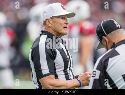 Houston, TX, USA. 19 Nov, 2017. Schiedsrichter ED Hochuli im zweiten Quartal ein NFL Football Spiel zwischen der Houston Texans und die Arizona-kardinäle an NRG Stadion in Houston, TX. Die Texaner gewannen das Spiel vom 31. bis 21. Trask Smith/CSM/Alamy leben Nachrichten Stockfoto