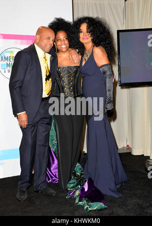 Los Angeles, USA. November 2017. LOS ANGELES, KALIFORNIEN - 19. November 2017: Diana Ross & Barry Gordy & Daughter Rhonda bei den American Music Awards 2017 im Microsoft Theatre LA Live Picture Credit: Sarah Stewart/Alamy Live News Stockfoto