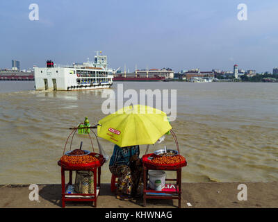 Yangon, Region Yangon, Myanmar. November 2017. Ein Obstverkäufer auf dem Dala Ferry Pier, während eine Fähre nach Yangon abfährt. Zehntausende Pendler fahren täglich mit der Fähre. Es bringt Arbeiter von Dala nach Yangon, einer Arbeitergemeinschaft auf der anderen Seite des Flusses von Yangon. Eine Brücke wird über den Fluss gebaut, flussabwärts von der Fähre, um Pendlern die Einfahrt in die Stadt zu erleichtern. FOTO VON JACK KURTZ Credit: Jack Kurtz/ZUMA Wire/Alamy Live News Stockfoto