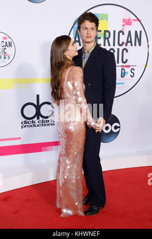 Los Angeles, USA. November 2017. Ansel Elgort und seine Freundin Violetta Komyshan nehmen am 19. November 2017 an den American Music Awards 2017 im Microsoft Theater in Los Angeles, Kalifornien, Teil. Quelle: Geisler-Fotopress/Alamy Live News Stockfoto