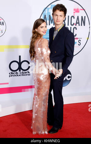 Los Angeles, USA. November 2017. Ansel Elgort und seine Freundin Violetta Komyshan nehmen am 19. November 2017 an den American Music Awards 2017 im Microsoft Theater in Los Angeles, Kalifornien, Teil. Quelle: Geisler-Fotopress/Alamy Live News Stockfoto