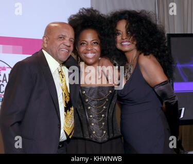 Los Angeles, CA, USA. November 2017. Berry Gordy, Rhonda Ross Kendrick, Diana Ross im Presseraum für 2017 American Music Awards (Amas) - Presseraum, Microsoft Theater, Los Angeles, CA 19. November 2017. Quelle: Priscilla Grant/Everett Collection/Alamy Live News Stockfoto