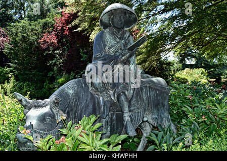 Chinesische Bronze Statue in einem schönen Garten in West Yorkshire England Stockfoto