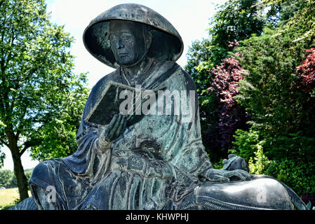 Chinesische Bronze Statue in einem schönen Garten in West Yorkshire England Stockfoto