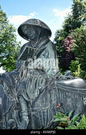 Chinesische Bronze Statue in einem schönen Garten in West Yorkshire England Stockfoto