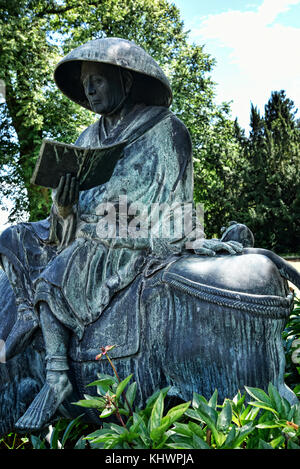 Chinesische Bronze Statue in einem schönen Garten in West Yorkshire England Stockfoto