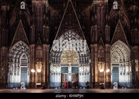 Deutschland, Köln, der Portalbereich der Westfassade des Doms, in der Mitte das Hauptportal, links das Nordportal oder Magi-Portal, auf Stockfoto