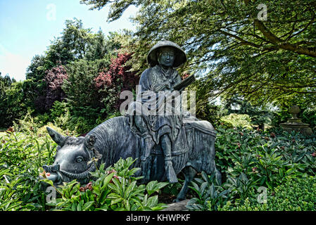 Chinesische Bronze Statue in einem schönen Garten in West Yorkshire England Stockfoto
