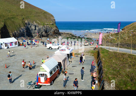 Der Strand und Parkplatz bei der Kapelle Porth ordentlich st. Agnes in Cornwall, England, Großbritannien. Stockfoto