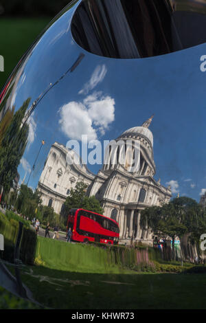 Die St Paul's Kathedrale, spiegelt sich in der öffentlichen Kunst, London, UK Stockfoto