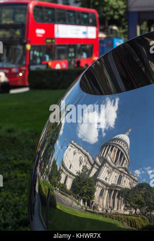 Die St Paul's Kathedrale, spiegelt sich in der öffentlichen Kunst, London, UK Stockfoto