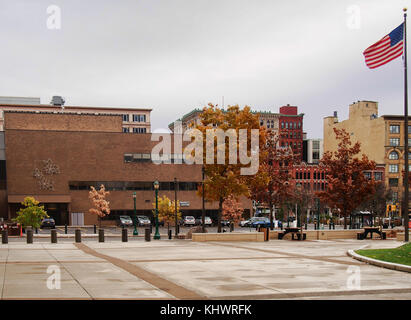 In Syracuse, New York, USA, 18. November 2017. West Water Street in der Innenstadt von Syracuse, New York von der Plaza des James m. hanley Federal Building Stockfoto