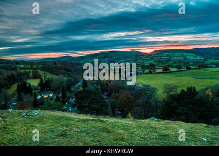 Sonnenuntergang über dem Tal von clwyd mit Bäume im Herbst Stockfoto