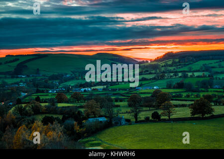 Sonnenuntergang über dem Tal von clwyd mit Bäume im Herbst Stockfoto