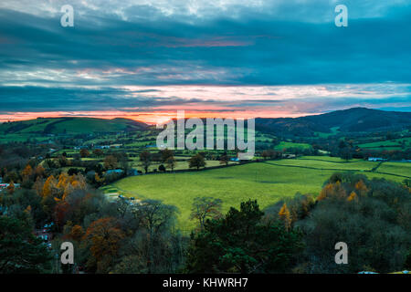 Sonnenuntergang über dem Tal von clwyd mit Bäume im Herbst Stockfoto