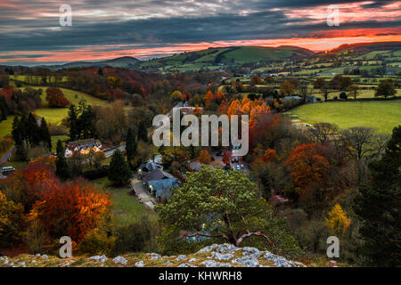 Sonnenuntergang über dem Tal von clwyd mit Bäume im Herbst Stockfoto