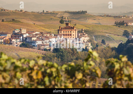 Schloss von Barolo, Langhe, Cuneo Bezirk, Piemont, Italien. Stockfoto