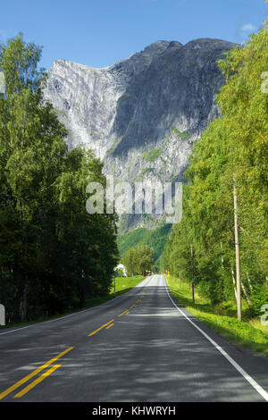 Mountain Road durch wilde Alpenraum von Norwegen Stockfoto