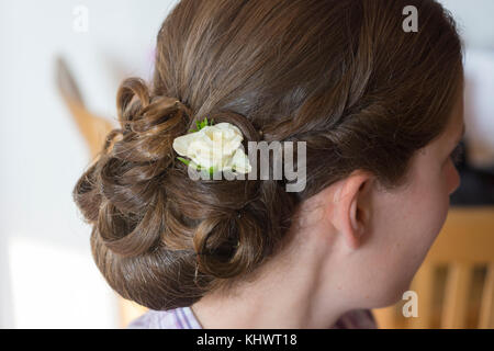 Eine junge Frau mit ihrem Haar in einem Brötchen in der Vorbereitung für das Heiraten im Stil Stockfoto