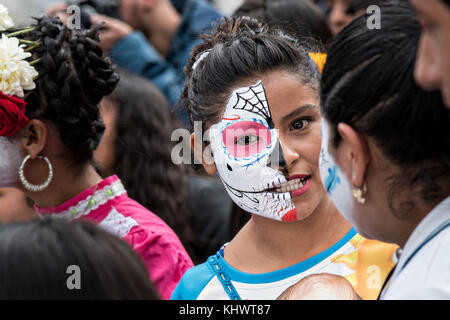 Mexikanische Teenager in La Calavera Catrina und Dapper Skelett Kostüme für den Tag der Toten oder Día de Muertos Festival 31. Oktober 2017 in Patzcuaro, Michoacan, Mexiko gekleidet. Das Fest wird seit dem aztekischen Reich gefeiert feiert Vorfahren und verstorbene Lieben. Stockfoto