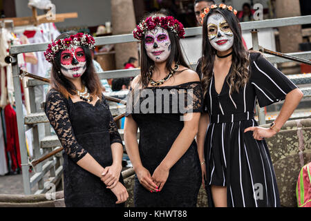 Mexikanische Teenager in La Calavera Catrina und Dapper Skelett Kostüme für den Tag der Toten oder Día de Muertos Festival 31. Oktober 2017 in Patzcuaro, Michoacan, Mexiko gekleidet. Das Fest wird seit dem aztekischen Reich gefeiert feiert Vorfahren und verstorbene Lieben. Stockfoto