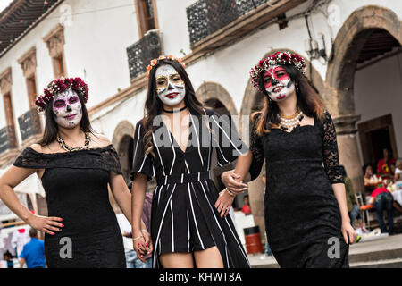 Mexikanische Teenager in La Calavera Catrina und Dapper Skelett Kostüme für den Tag der Toten oder Día de Muertos Festival 31. Oktober 2017 in Patzcuaro, Michoacan, Mexiko gekleidet. Das Fest wird seit dem aztekischen Reich gefeiert feiert Vorfahren und verstorbene Lieben. Stockfoto