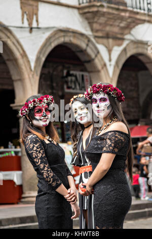 Mexikanische Teenager in La Calavera Catrina und Dapper Skelett Kostüme für den Tag der Toten oder Día de Muertos Festival 31. Oktober 2017 in Patzcuaro, Michoacan, Mexiko gekleidet. Das Fest wird seit dem aztekischen Reich gefeiert feiert Vorfahren und verstorbene Lieben. Stockfoto