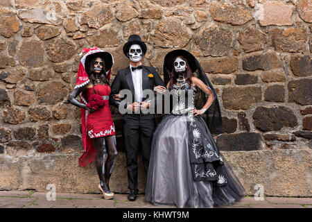 Mexikanische Teenager in La Calavera Catrina und Dapper Skelett Kostüme für den Tag der Toten oder Día de Muertos Festival 31. Oktober 2017 in Patzcuaro, Michoacan, Mexiko gekleidet. Das Fest wird seit dem aztekischen Reich gefeiert feiert Vorfahren und verstorbene Lieben. Stockfoto