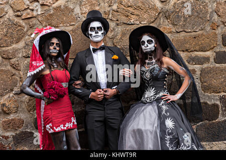 Mexikanische Teenager in La Calavera Catrina und Dapper Skelett Kostüme für den Tag der Toten oder Día de Muertos Festival 31. Oktober 2017 in Patzcuaro, Michoacan, Mexiko gekleidet. Das Fest wird seit dem aztekischen Reich gefeiert feiert Vorfahren und verstorbene Lieben. Stockfoto